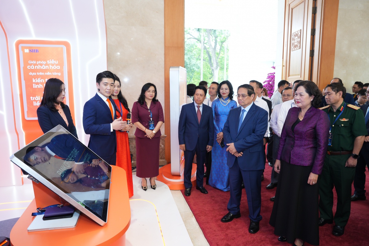 2.Đại diện SHB trình bày về sản phẩm công nghệ tại Sự kiện năm nay trước Thủ tướng Chính phủ Phạm Minh Chính và Thống đốc NHNN Nguyễn Thị Hồng